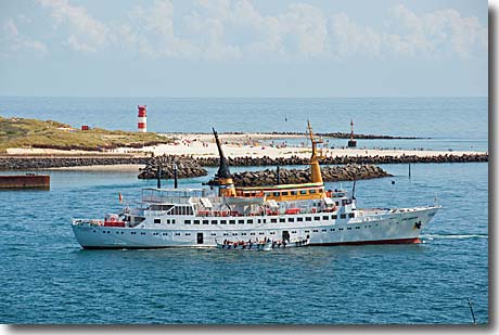 Ausflugssschiff vor Helgoland