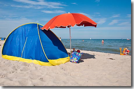 Strandmuschel und Sonnenschirm an der Ostsee