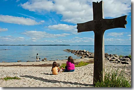 Die Ostseeküste mit Holzkreuz