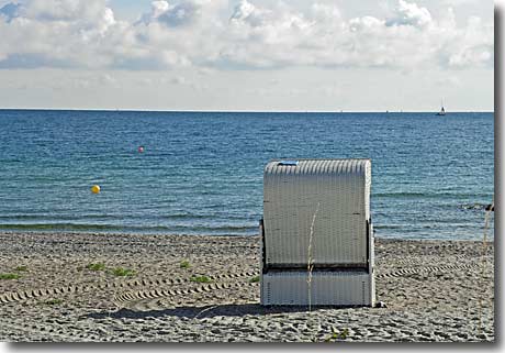 Einsamer Strandkorb am Ostseestrand