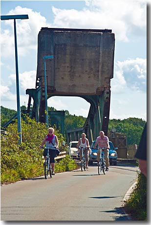 Fahrradfahrer an der Klappbrücke