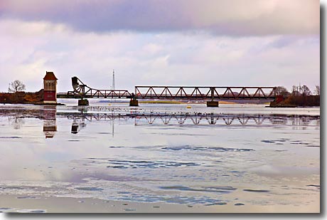 Klappbrücke Lindaunis im Eis