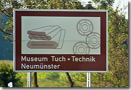 Autobahnschild Museum Tuch und Technik