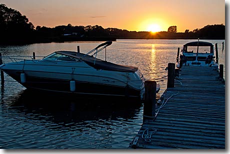 Sportboote im Sonnenuntergang