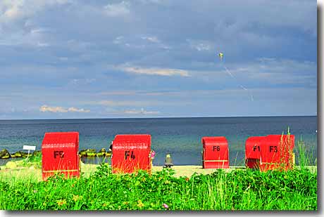Rote Strandkörbe am Ostseestrand