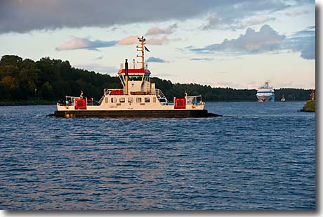 Fähre und Traumschiff auf dem Nord-Ostsee-Kanal