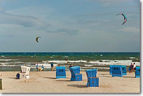 Kitesurfer und Strandkörbe an der Ostsee