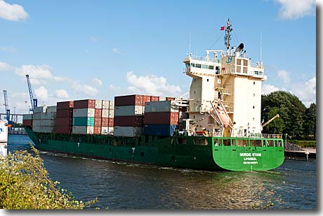 Containerschiff auf NOK