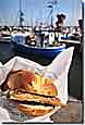 Fischbrötchen-Genuss im Hafen Maasholm