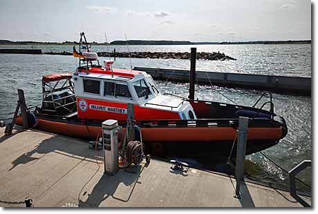 Seenotrettungsboot HELLMUT MANTHEY im Hafen von Maasholm an einem Steg liegend