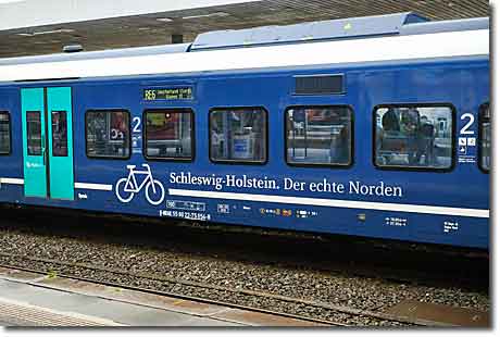 Schleswig-Holstein: Der echte Norden per Zug Blauer Regionalzug der RE6 mit dem Schriftzug