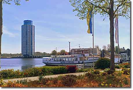 Fischereihafen Maasholm an der Schlei Zwei traditionelle Fischkutter (MAA 39 und MAR 19) im malerischen Fischereihafen von Maasholm an der Schlei vor historischer Häuserzeile